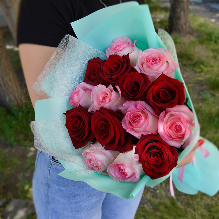 Букет из 15 красных и розовых роз в упаковке